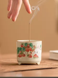 Bruciatore di incenso in ceramica con design di fragole e coniglio, decorazione da scrivania.