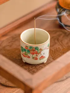 Dettaglio bruciatore di incenso in ceramica coniglio fragola, grazioso supporto aromatico per casa.