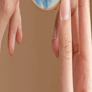 Sottotazza e piattino in porcellana bianco e blu, accessorio per tè tradizionale cinese dettaglio.