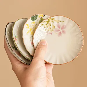 Handbemaltes Keramik-Teeuntertassen-Set, exquisite florale Blütenblatt Tassen Untersetzer.