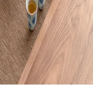 Detailansicht von Holzteetisch und blauweißen Porzellantassen für die chinesische Teezeremonie.