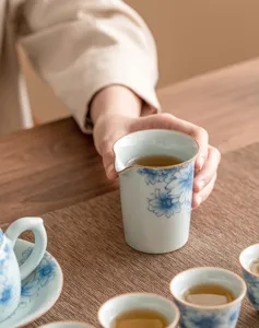 Detailansicht der Keramik-Teekanne und Tassen mit blauem Blumenmuster für Kung Fu Tee.