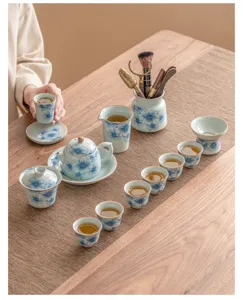 Blau-weiße Porzellan Kung Fu Teeset Detailansicht mit Teekanne und Teetassen für Zuhause