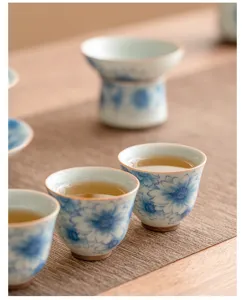 Blau-weiße Keramik Kung Fu Teetasse Set, exquisites Blumenmuster Detailansicht für zu Hause.