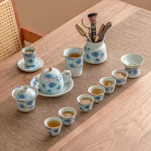 Minimalistisches blau-weißes Keramik Kung Fu Tee-Set mit Teekanne und Tassen für Zuhause.