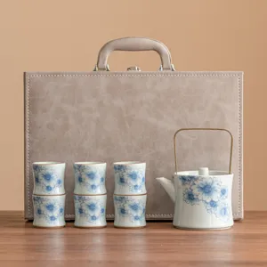 Blau-weißes Porzellan Tee-Set mit Teekanne, Tassen und Aufbewahrungsbox für Zuhause.