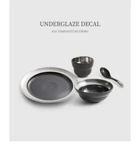 Ensemble de vaisselle en céramique moderne bord argenté, assiette bol tasse noir détail