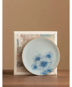 Primo piano di piattino da tè in ceramica blu e bianca con delicato motivo di girasole.
