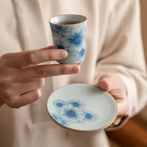 Set di tazza da tè e piattino in ceramica cinese con bellissimo motivo floreale blu.
