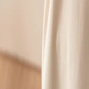 Vue detaillee de texture de tissu beige lisse, detail de produit d'arriere-plan elegant doux.