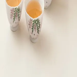 Tasses à thé en céramique peintes à la main avec des motifs floraux, idéales pour le thé chinois.