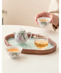 Détail d'un service à thé kung fu en céramique peint à la main avec élégance et savoir-faire.