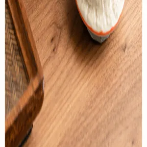 Gros plan détail du pot à thé en céramique artisanale avec texture en relief et plateau.