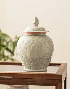Pot à thé en céramique peint à la main avec relief de lapin et fleurs pour un beau rangement.