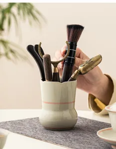 Detailansicht des chinesischen Kung Fu Teezeremonie Werkzeugsets mit Keramikhalter und Holzteilen