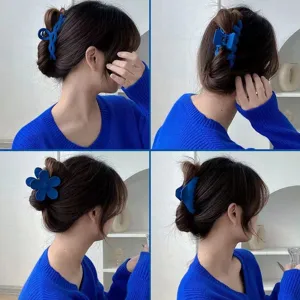 Dettagli in primo piano della molletta per capelli blu stile coreano, angoli diversi.