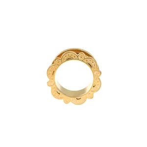 Goldfarbener Edelstahl Ohr-Tunnel mit floralem Bogenrand, stilvoller Piercing Schmuck.