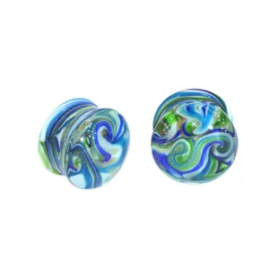 Nahaufnahme von Galaxie blauem Glas Ohr Plug, doppelt ausgestellt, glatte Wirbelmuster.