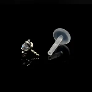 Transparante acryl labret basis en kristalen decoratieve top detailweergave voor piercing.