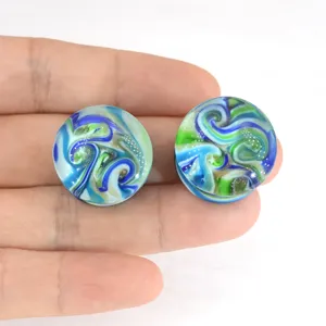 Galaxie blaues Glas Ohr Plug Doppelbördelung Piercing Körperschmuck Detailaufnahme.