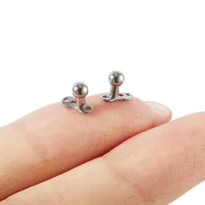 Détail de piercing microdermal ancre en titane G23, accessoire corporel élégant et sûr.