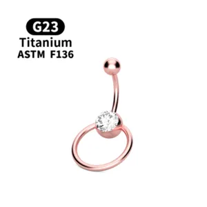 Vista detallada del piercing de ombligo de titanio G23 oro rosa con circonita brillante.