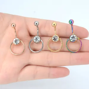 Primer plano de detalle de piercing para ombligo de titanio G23 con brillante estrás.