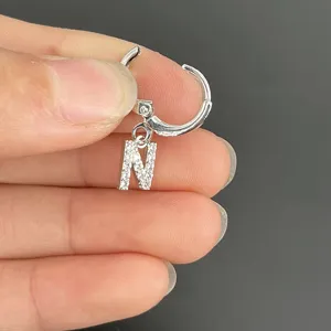 Detail zilverkleurige letter N hanger oorbellen, strass steentjes kraakbeen sieraden.