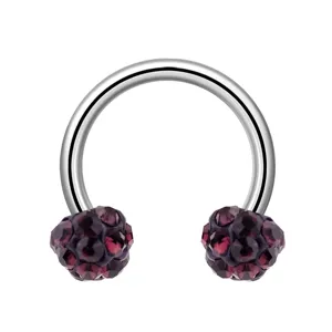 Detail anneau fer a cheval acier inoxydable avec strass cristal violet pour bijoux piercing.