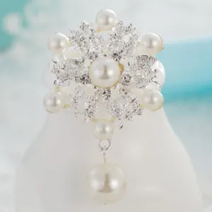 Squisita spilla dettaglio fiocco di neve perla strass, accessorio moda in lega.