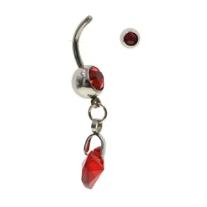Λεπτομέρεια piercing ομφαλού από ανοξείδωτο ατσάλι με κόκκινους λαμπερούς ζιρκονόλιθους.