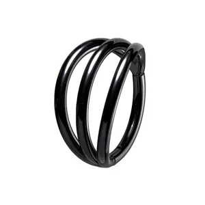 Detailopname van de 18G zwarte roestvrijstalen driedubbele piercingring voor diverse zones.