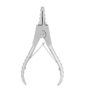 Détail de pince de piercing corporel en acier inoxydable, éclat métallique argenté.
