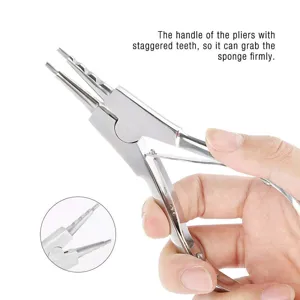 Outil de pince de piercing corporel en acier inoxydable avec dents précises pour prise.