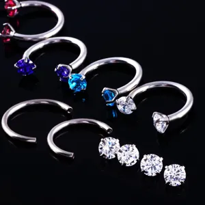 Bijou de piercing fer à cheval en acier titane vue de détail avec zircons colorés