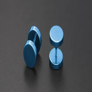Primo piano dettaglio orecchini bilanciere in acciaio inossidabile blu, design pulito.