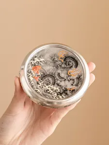 Support de couvercle de thé plaqué argent avec motif de dragon et de poisson style encre.