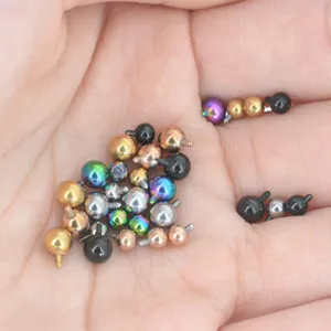 Edelstahl Piercing Ersatzkugeln Nahaufnahme Detailansicht, verschiedene bunte Kugeln.