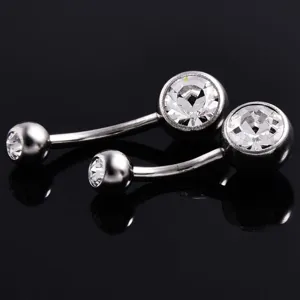 Nahaufnahme Detail von Titan Kristall Nabel Piercing Ring, glitzernder Zirkon Bauchschmuck.