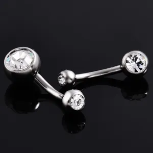 Detailaufnahme von Titan gebogener Hantel Piercing mit glitzernden klaren Zirkonia Steinen.