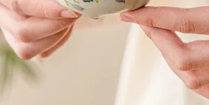 Dettaglio del bruciatore di incenso in ceramica dipinto a mano con un delicato motivo floreale.
