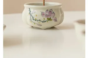 Bruciatore di incenso in ceramica magnolia dipinto a mano, treppiede per bastoncini, accessorio tè.
