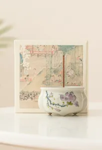 Primo piano del bruciatore d'incenso a treppiede in ceramica con magnolia, decoro da tè.