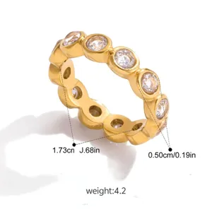 Anello in acciaio dorato con cristalli stile minimalista gioiello elegante dettaglio