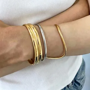 Bracciale rigido multistrato in acciaio inossidabile elegante gioiello da donna dorato.