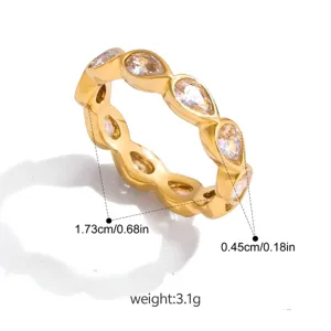 Anello in acciaio al titanio dorato con zirconi, vista dettagliata con specifiche di misura.