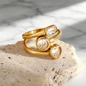 Goldener Titanstahl Mehrstein Ring mit Baguette runden und Herz Zirkon Kristallen