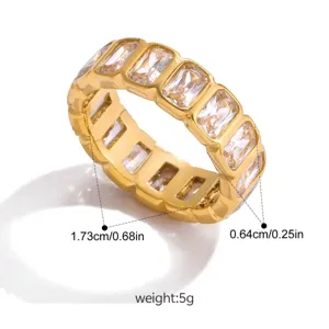 Vista dettagliata di un elegante anello largo dorato con zirconi e specifiche di misura.