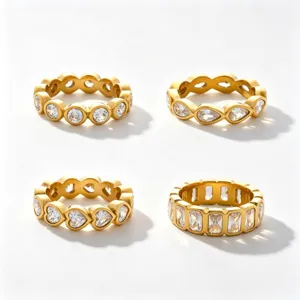 Set di anelli in acciaio inossidabile dorato con pietre di cristallo rotonde, cuore e goccia.