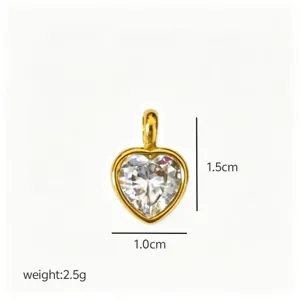 Minimalistischer goldener Herz Zirkon Anhänger Schmuck Detailansicht mit Maßen